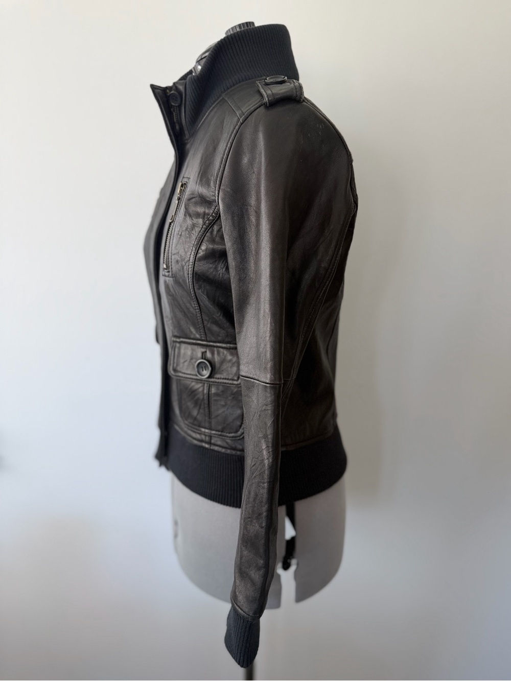Heritage - Women’s Black Leather Bomber Jacket with Rib Knit Collar - size Med - Picture 5 of 9